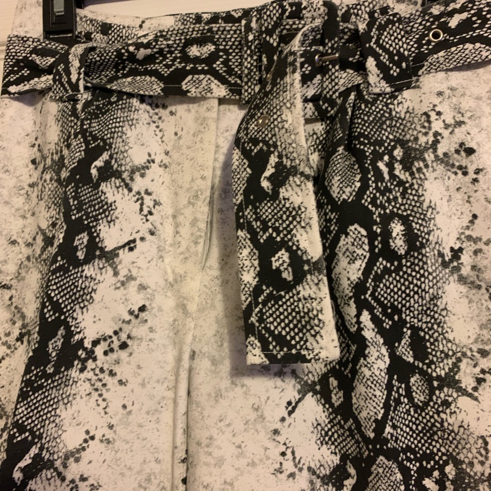SOLD Gianni Bini Small Black/White Snake Print - Picture 3 of 7